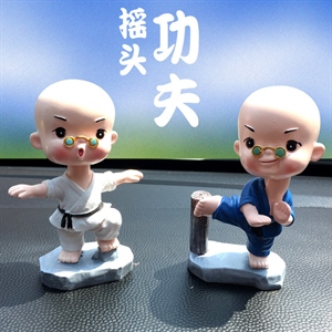 可爱搞笑车载摇头小沙弥汽车卡通摆件树脂弹簧功夫打拳和尚质量好,达扉车品