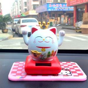 汽车太阳能招财猫摆件 创意皇冠招手猫纳福开运发财猫摇头娃娃,平安车饰